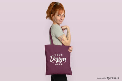 Mulher ruiva com maquete de bolsa