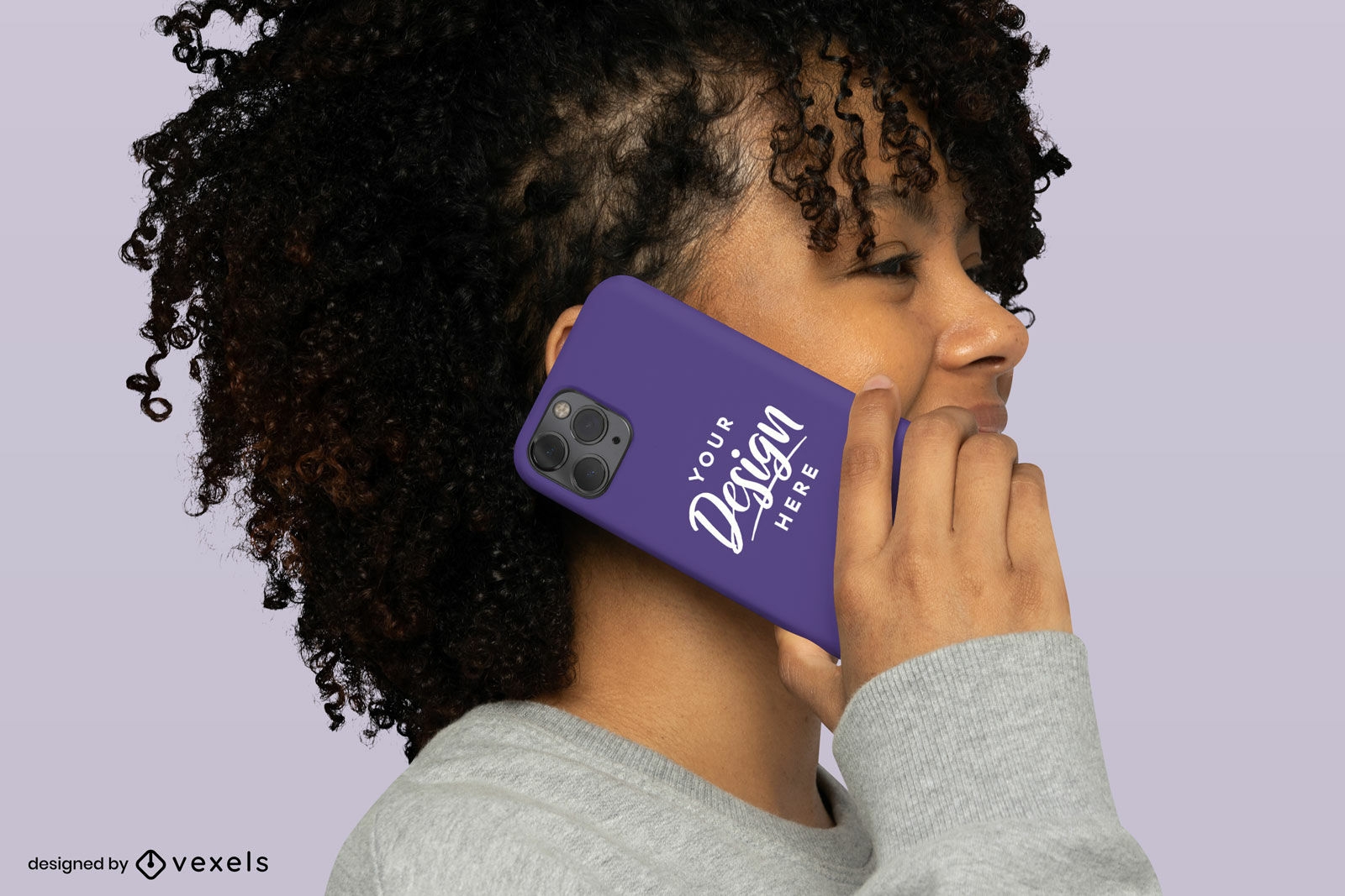 Chica negra con maqueta de cabello rizado y funda de teléfono