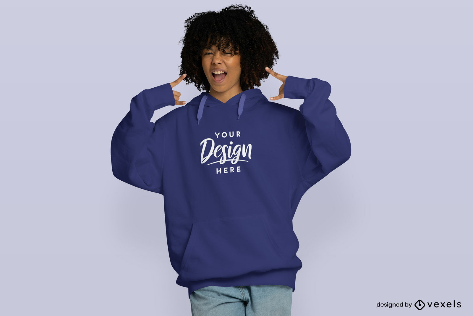 Chica negra feliz en maqueta de sudadera con capucha de gran tamaño