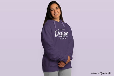 Mujer con maqueta de sudadera con capucha de brazos cruzados