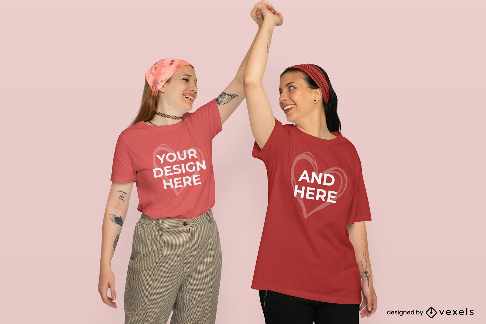 Feliz casal de lésbicas em maquete de camiseta