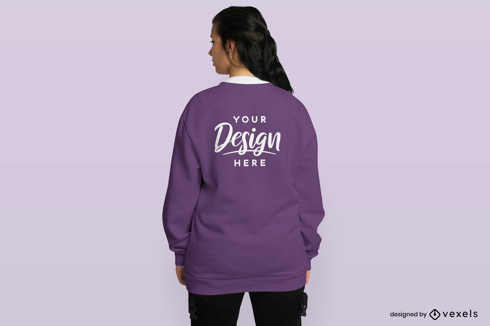 Mockup de mujer al revés en sudadera oversize