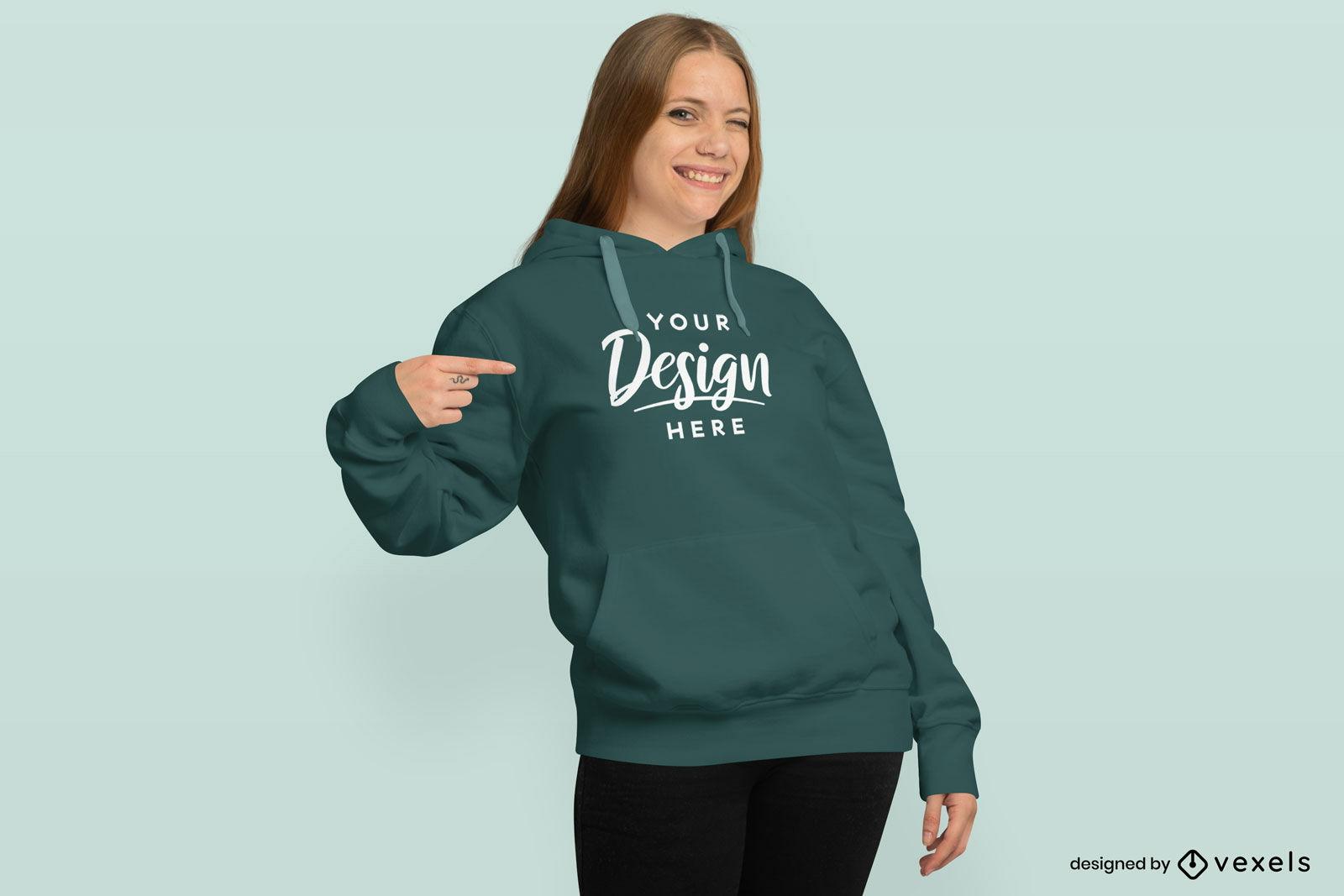 Maqueta de sudadera con capucha de mujer rubia señalando