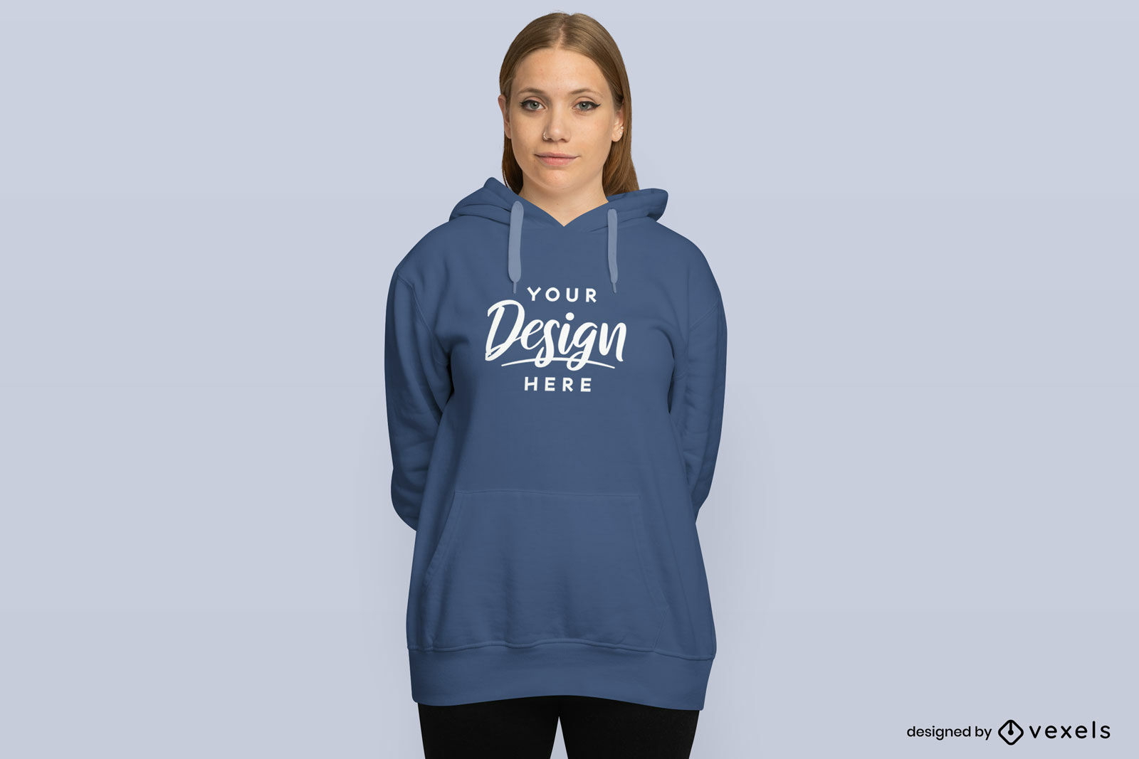 Mujer rubia en maqueta de sudadera con capucha de gran tama?o