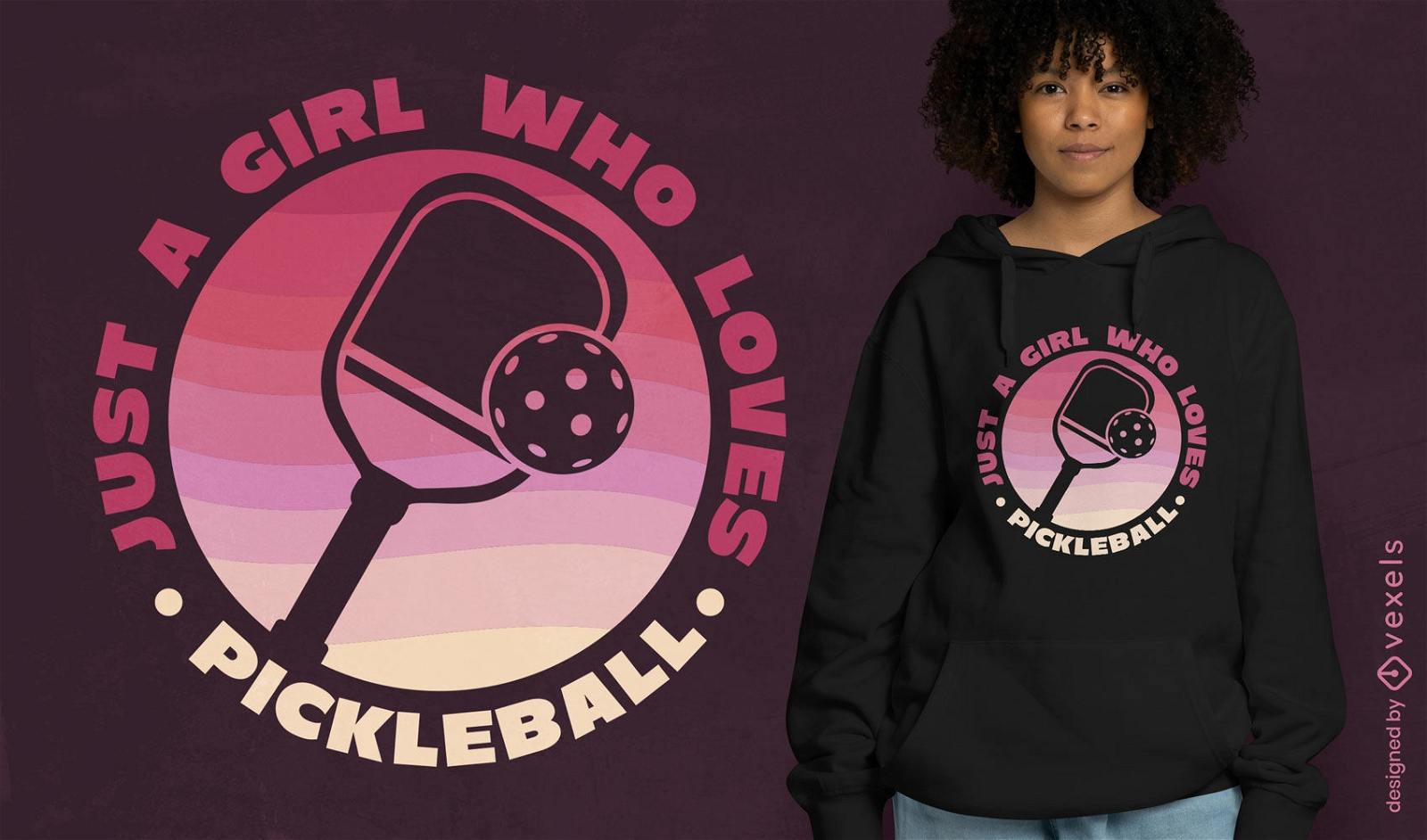 Chica a la que le encanta el diseño de camiseta de pickleball.