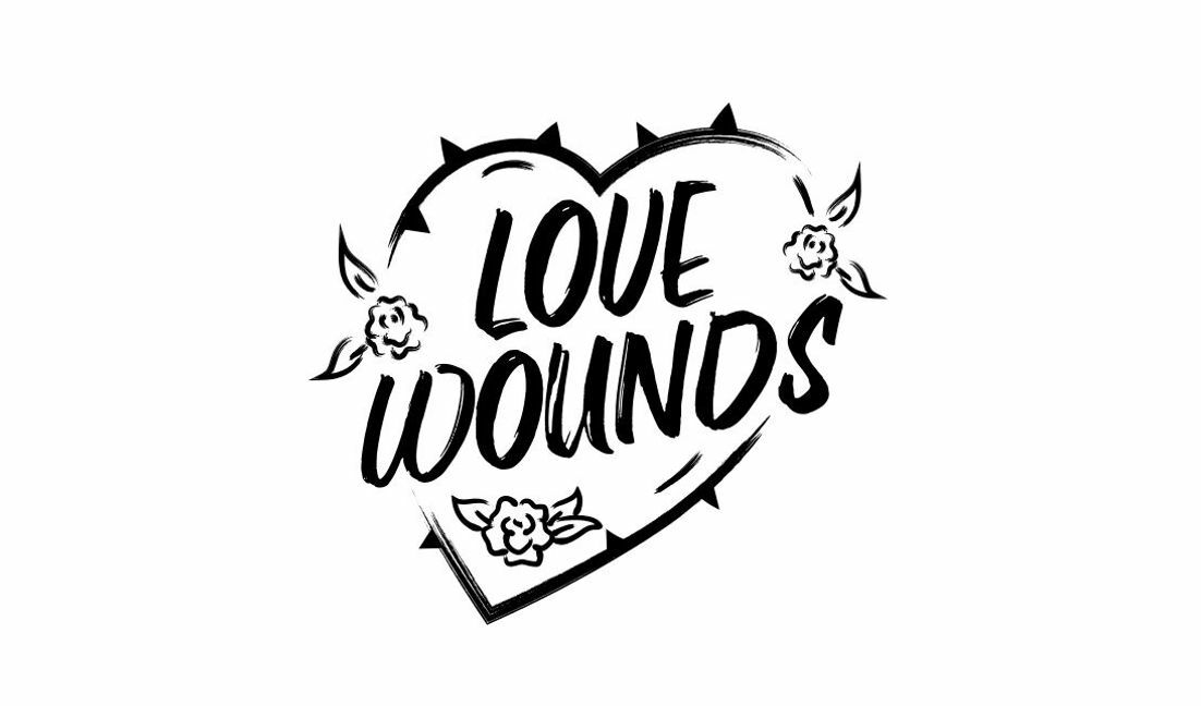 Modelo de design para camiseta Design intrigante de coração com citação de feridas de amor