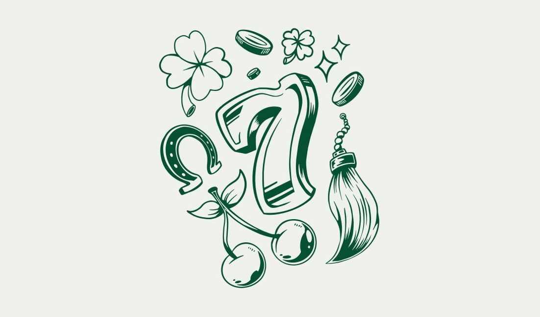 Plantilla de diseño para camiseta Ilustración de amuleto de la suerte con siete y símbolos