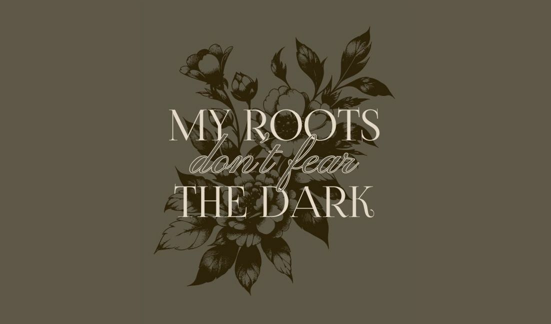 Inspirierendes Blumenzitat-Design: Meine Wurzeln fürchten die Dunkelheit nicht T-Shirt-Designvorlage