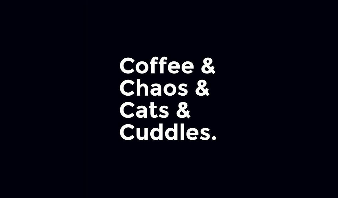 Verspieltes Kaffee- und Chaos-Zitatdesign T-Shirt-Designvorlage